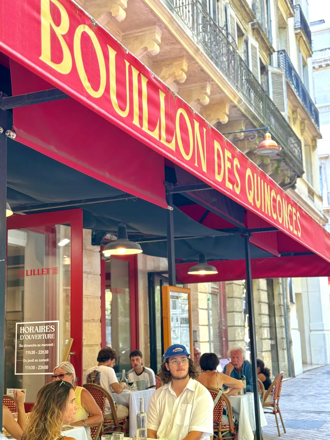 Plat de cuisine française traditionnelle du Bouillon des Quinconces, avec une présentation généreuse.